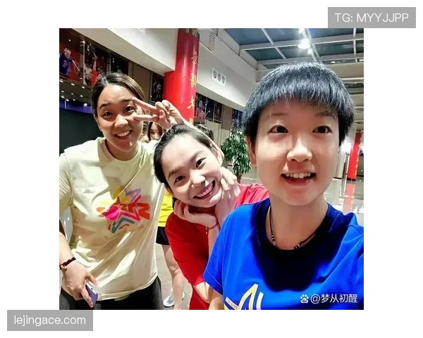 看见何卓佳逛街那会儿我差点以为走错片场，运动衫配着亮眼腕表，路人表情值得回放